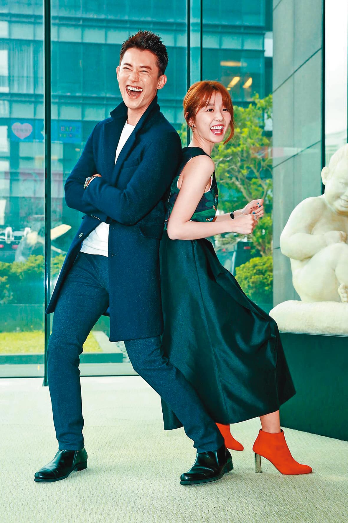 吳慷仁（左）、邵雨薇（右）的情史都從周邊下手，多半都是合作演出對象。（本刊資料照）