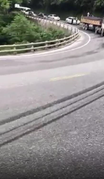 路面上留有超長煞車痕。（翻攝自爆料公社）