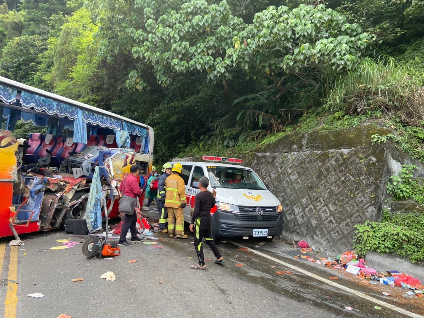 遊覽車後車身被撞得殘破不堪。（翻攝畫面）