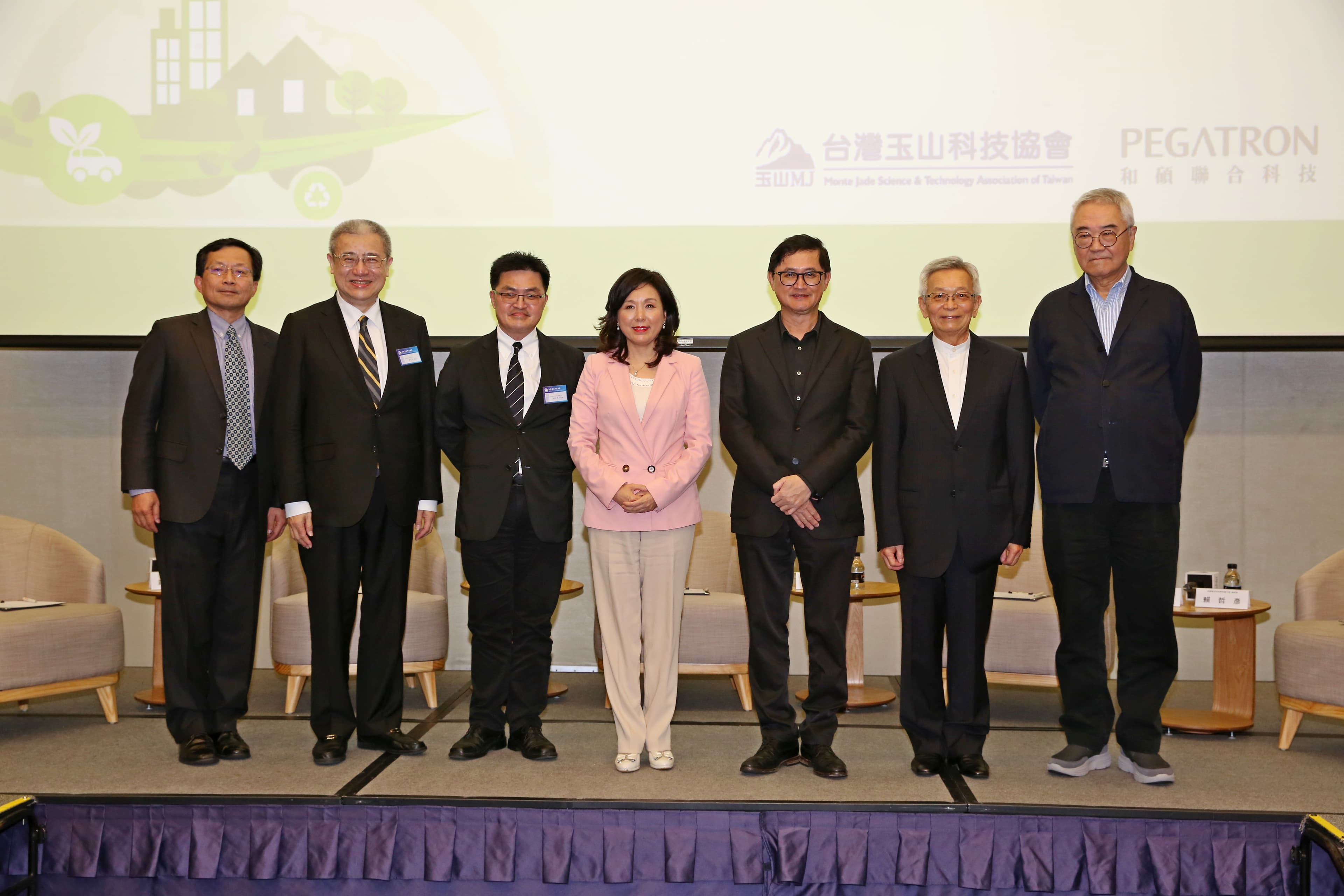 工研院產科國際所所長蘇孟宗（左起）、藍濤亞洲總裁黃齊元、和碩車用電子部總經理賴哲彥、台灣玉山科技協會理事長李紀珠、和碩董事長童子賢、和大董事長沈國榮齊聚電動車論壇。