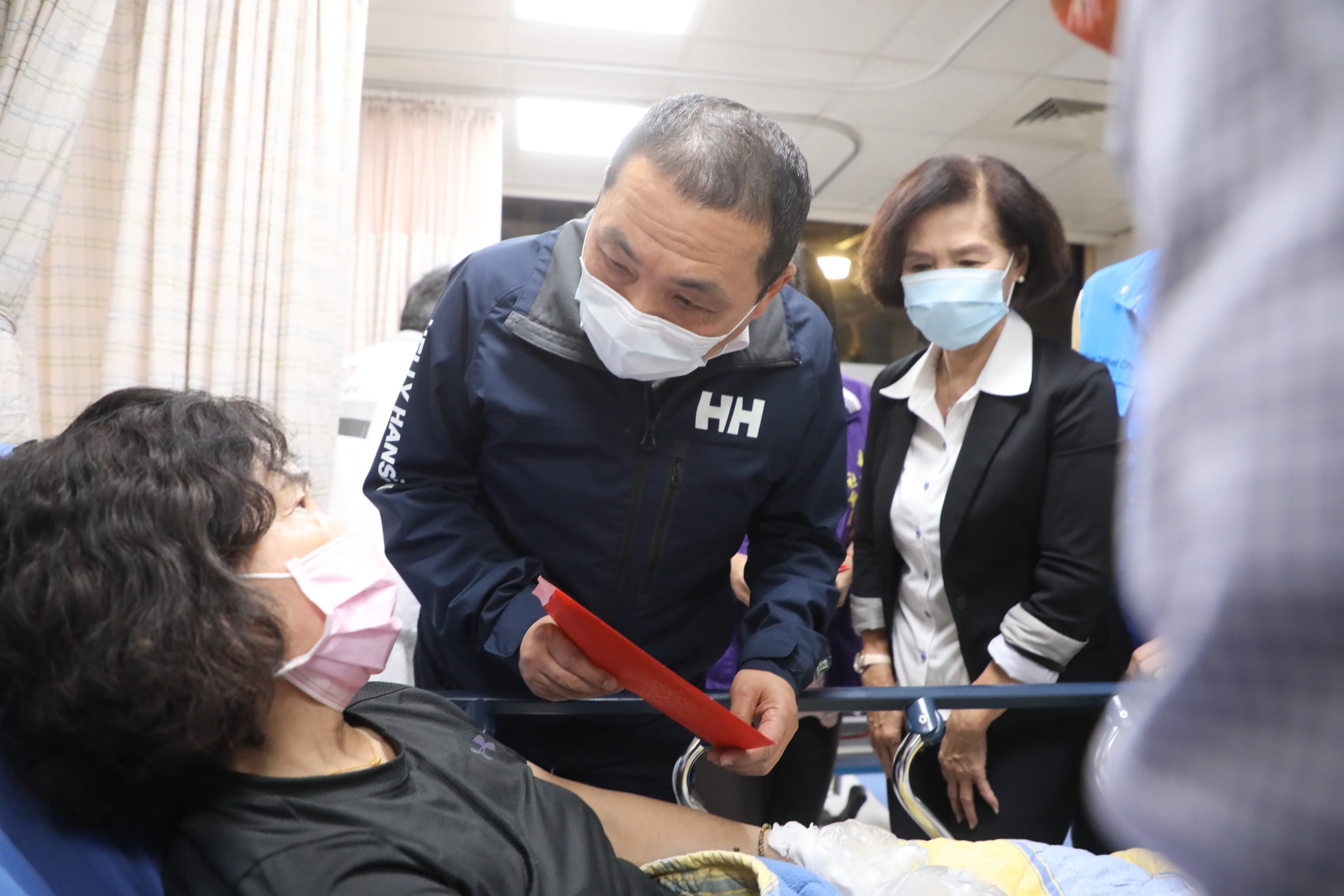 新北市長侯友宜與宜蘭縣長林姿妙到醫院探視受傷民眾，並發送慰問金。（新北市政府提供）