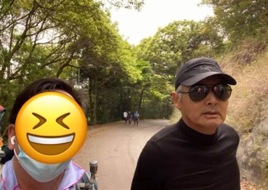 山友沒等周潤發答應就拿出手機合影的行為，遭網友砲轟「沒禮貌」。（翻攝自香港行山遠走之友（吹水山谷）