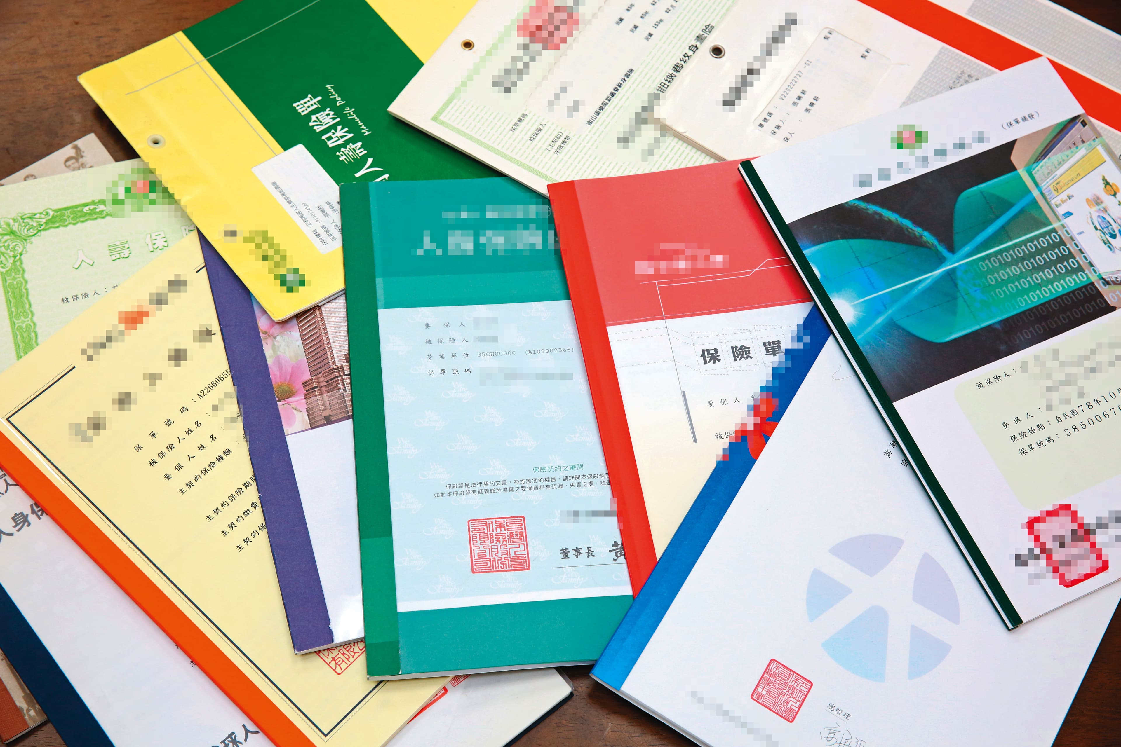 翻轉財務的第一步，于子育調出所有保單，捨棄多餘保障。（示意圖）