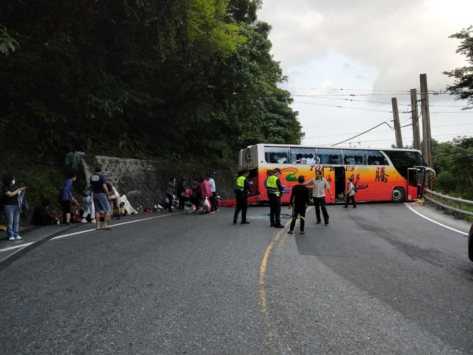 魯孝亞稱若遊覽車再多往前滑行一點，乘客有可能只是受傷。（翻攝自宜蘭勁好行）