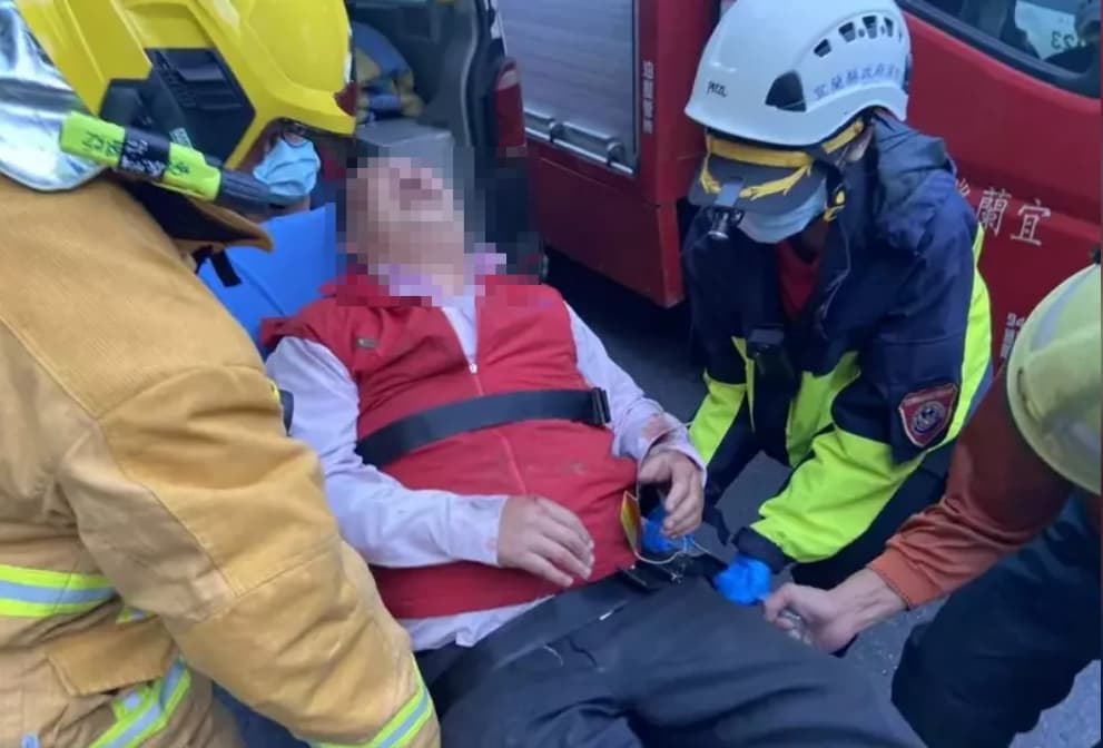 遊覽車游姓司機說，事發時踩不到剎車，他受傷送醫時心情激動。（消防局提供）
