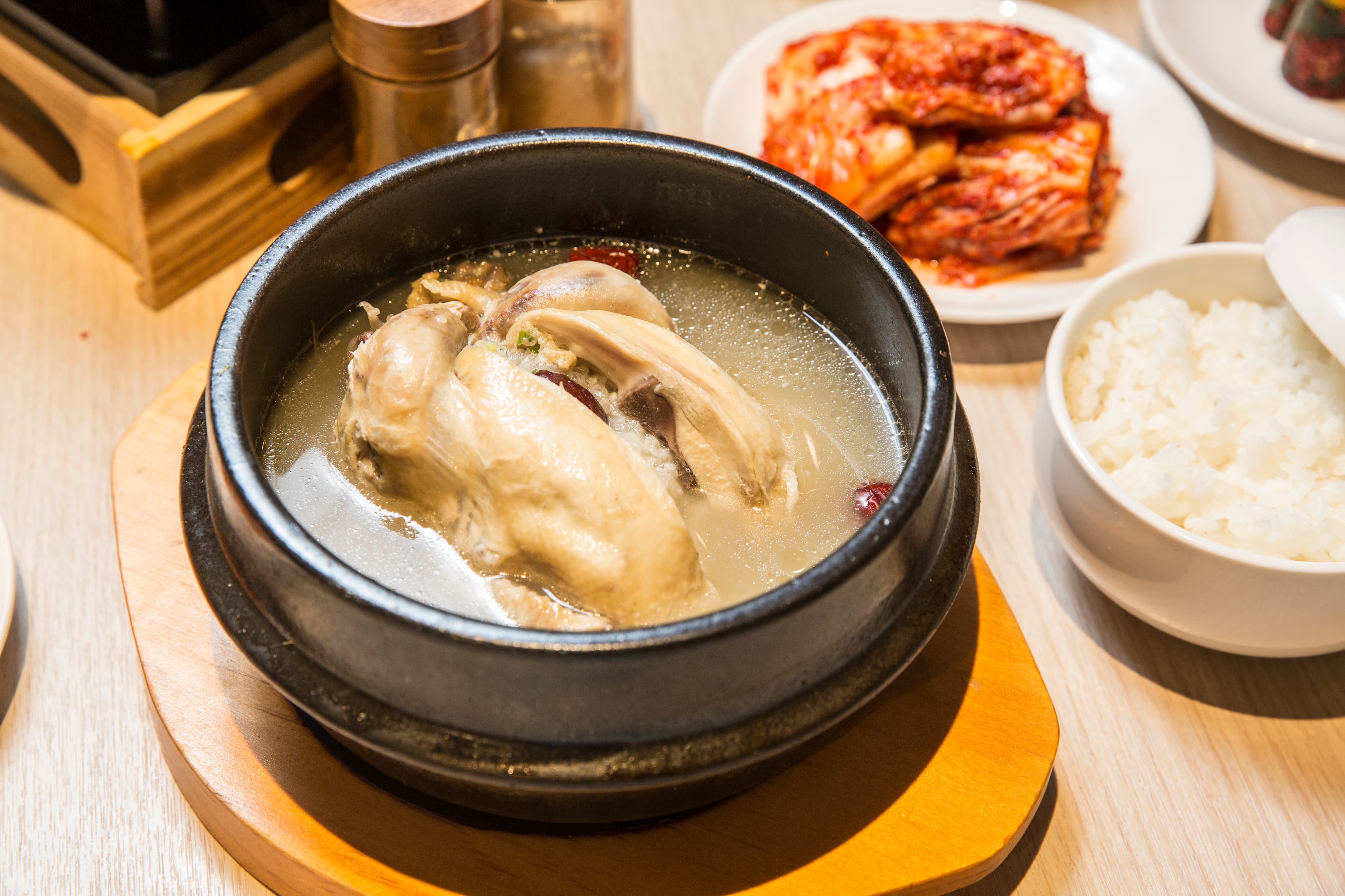 台灣很少見的韓國傳統美食蔘雞湯，鹹淡由自己添加。（半雞280元、全雞418元。）
