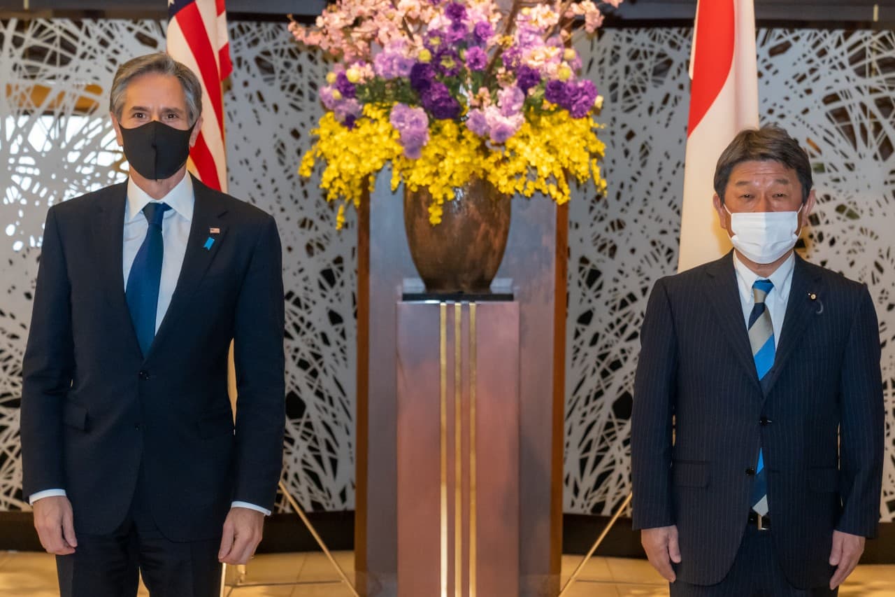 布林肯（左）出訪日本，與日本官員和媒體會晤發表談話。（翻攝自布林肯推特）