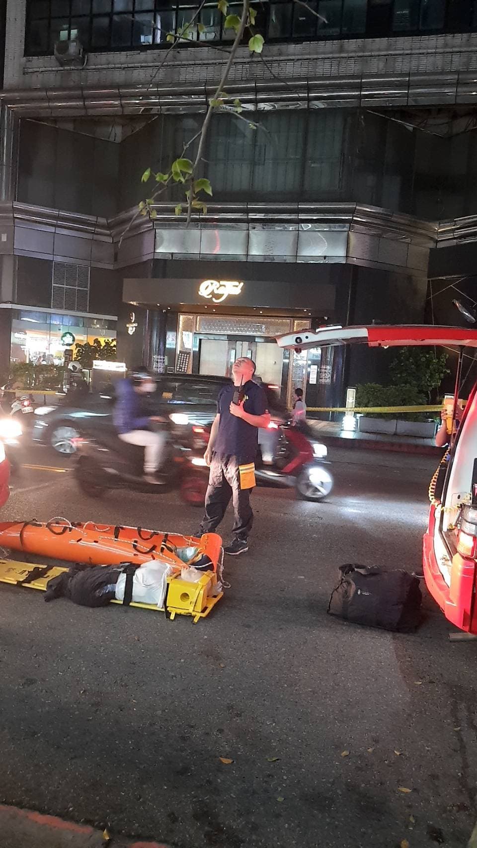 北市酒店門口遭人丟擲2顆土製手榴彈，消防車到場戒護。（民眾提供）