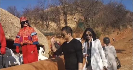 幾天前李亞鵬才帶新女友海哈金喜拜訪多年好友楊麗萍。（翻攝自微博）