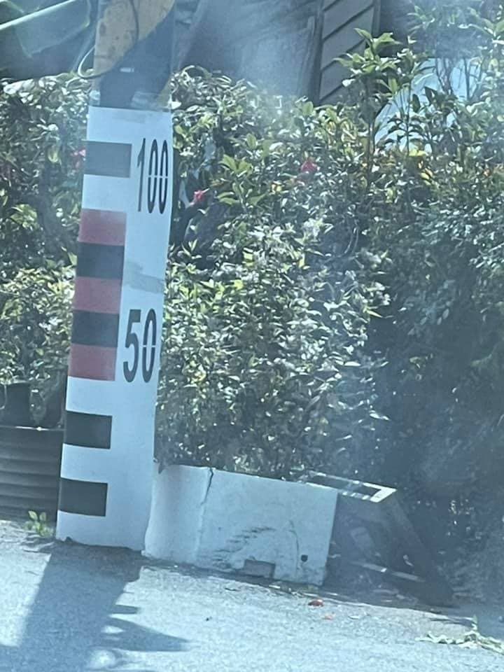 原來這是水位高度標示，只要附近區域有淹過水就會有這個量尺。（翻攝自買房知識家（Q你的A）臉書）
