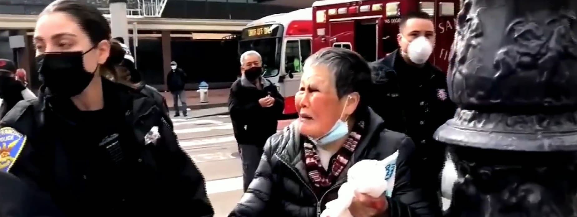 被襲擊的老奶奶在事發現場向警察哭訴襲擊者欺負她。（翻攝自CBS舊金山頻道）