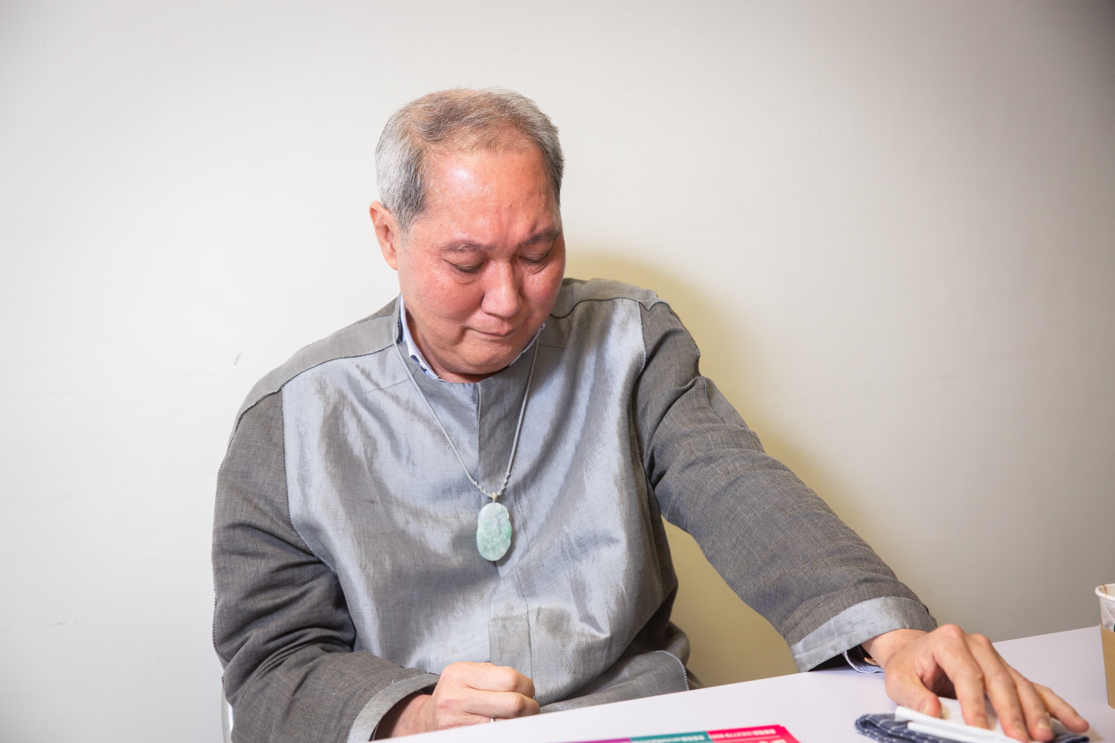 提及當年因負債不得不裁員的往事，王懷寧忍不住落下男兒淚。