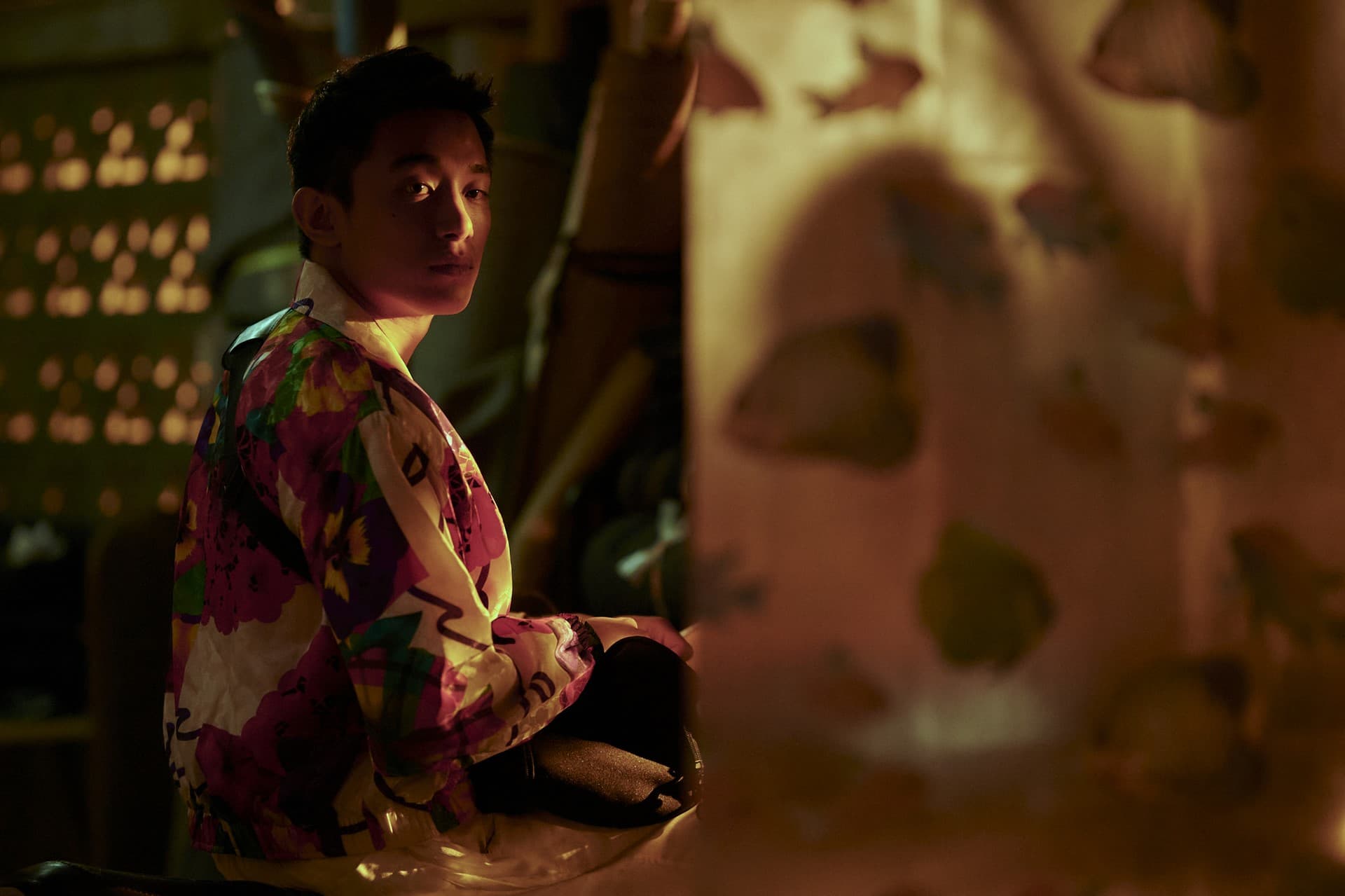 Nori在音樂與扮裝中，分裂出個性的內裡，如花之綻放，也如花與俗世的分野。（公共電視、myVideo提供）