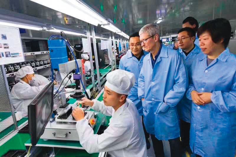 看好中國新經濟成長動能，多檔陸股ETF成分股皆納入蘋果代工大廠立訊精密。圖為蘋果執行長庫克參訪立訊組裝生產線。（翻攝立訊精密官網）