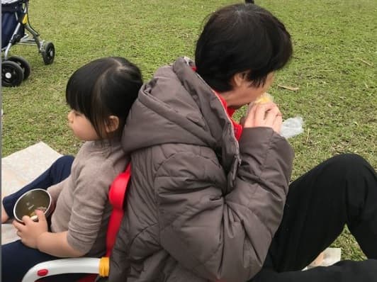 江宏傑在IG分享岳母與孩子的合照，希望回國的岳母能和在台灣的時候一樣快樂。（翻攝自江宏傑IG）