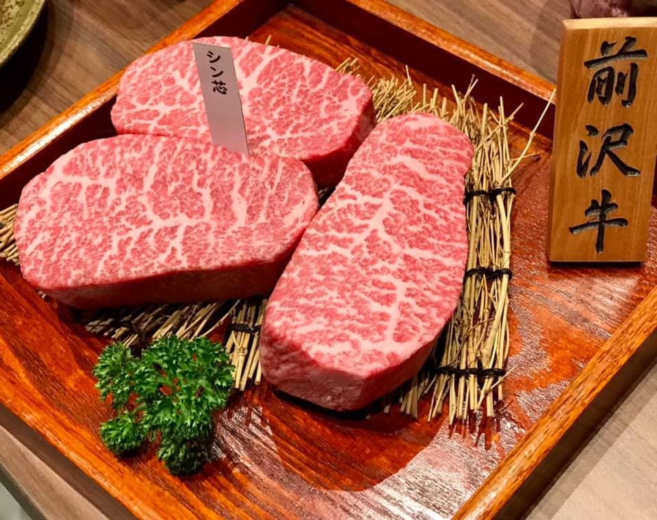 「俺達の肉屋」以和牛一頭買取得量少、油花美麗的日本岩手縣銘柄牛「前澤牛」，並針對不同部份的肉質，系統化地發表特有風味的燒烤手法。