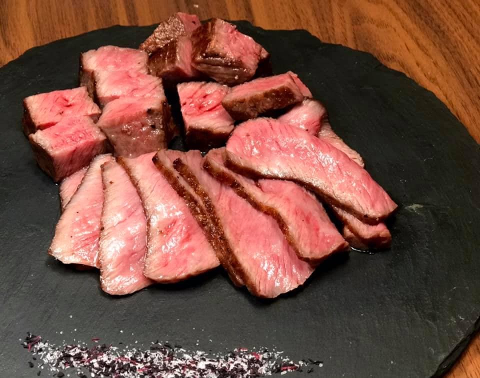 位於和牛大腿內側部位的「芯芯塊燒」，柔軟、肉味濃郁，搭配紫蘇鹽，風味突出。