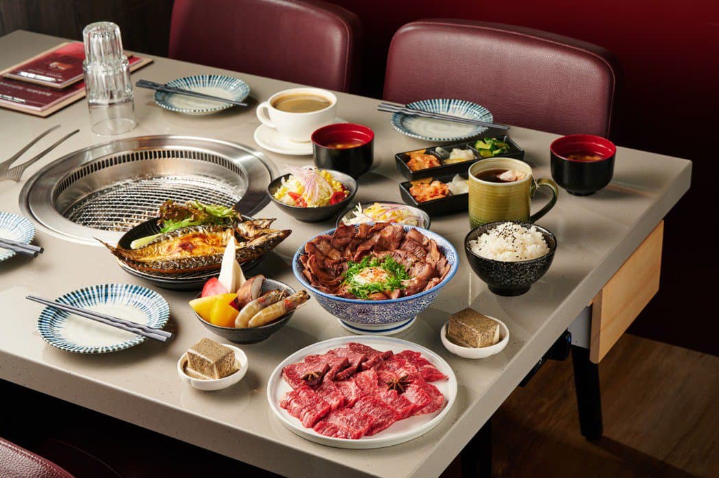 「柏克金燒肉/串燒吧」菜色結合燒肉與串燒套餐，搶攻愛嘗鮮客人。