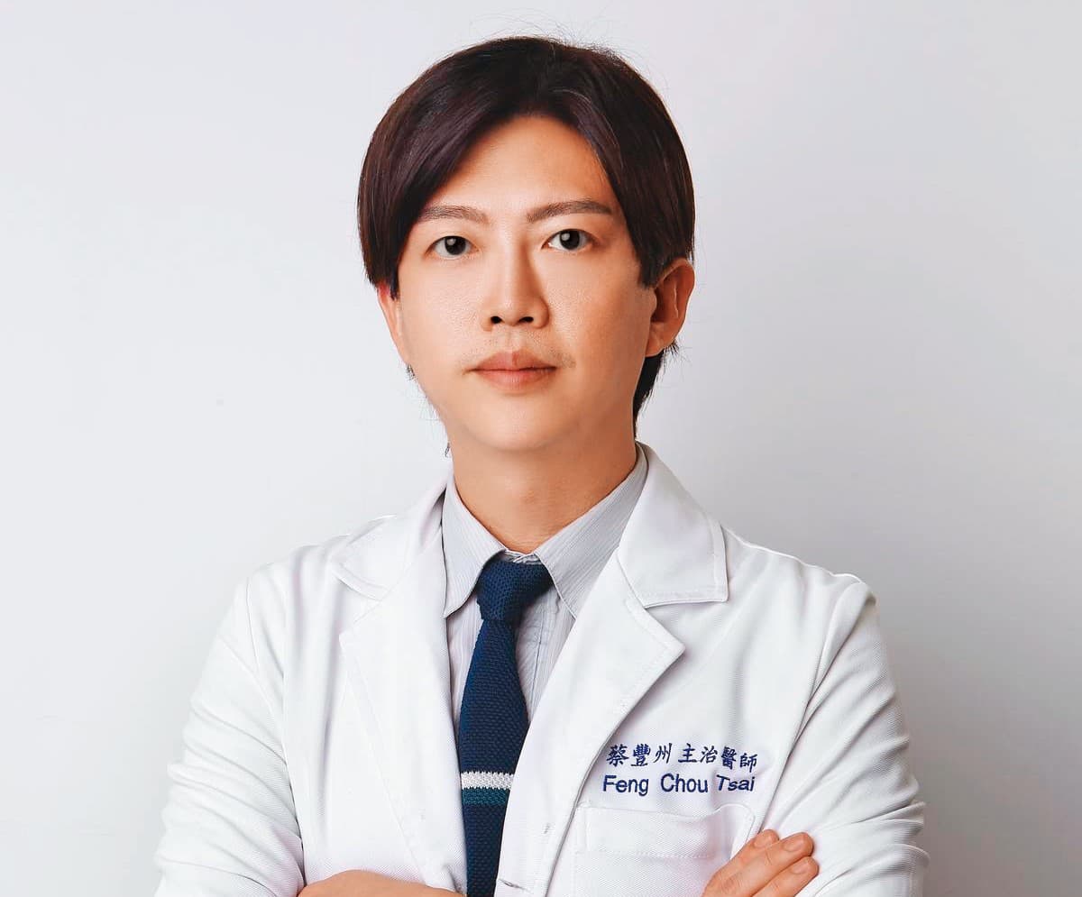 台灣美容外科醫學會理事長蔡豐州表示，學會協助30名醫師委任律師提告，希望能揪出抹黑造謠、勒索錢財的不肖人士。（蔡豐州提供）