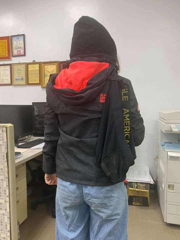 原PO在「爆怨公社」臉書社團發文，妹妹腋下夾著妹婿內褲的照片。（翻攝自「爆怨公社」）