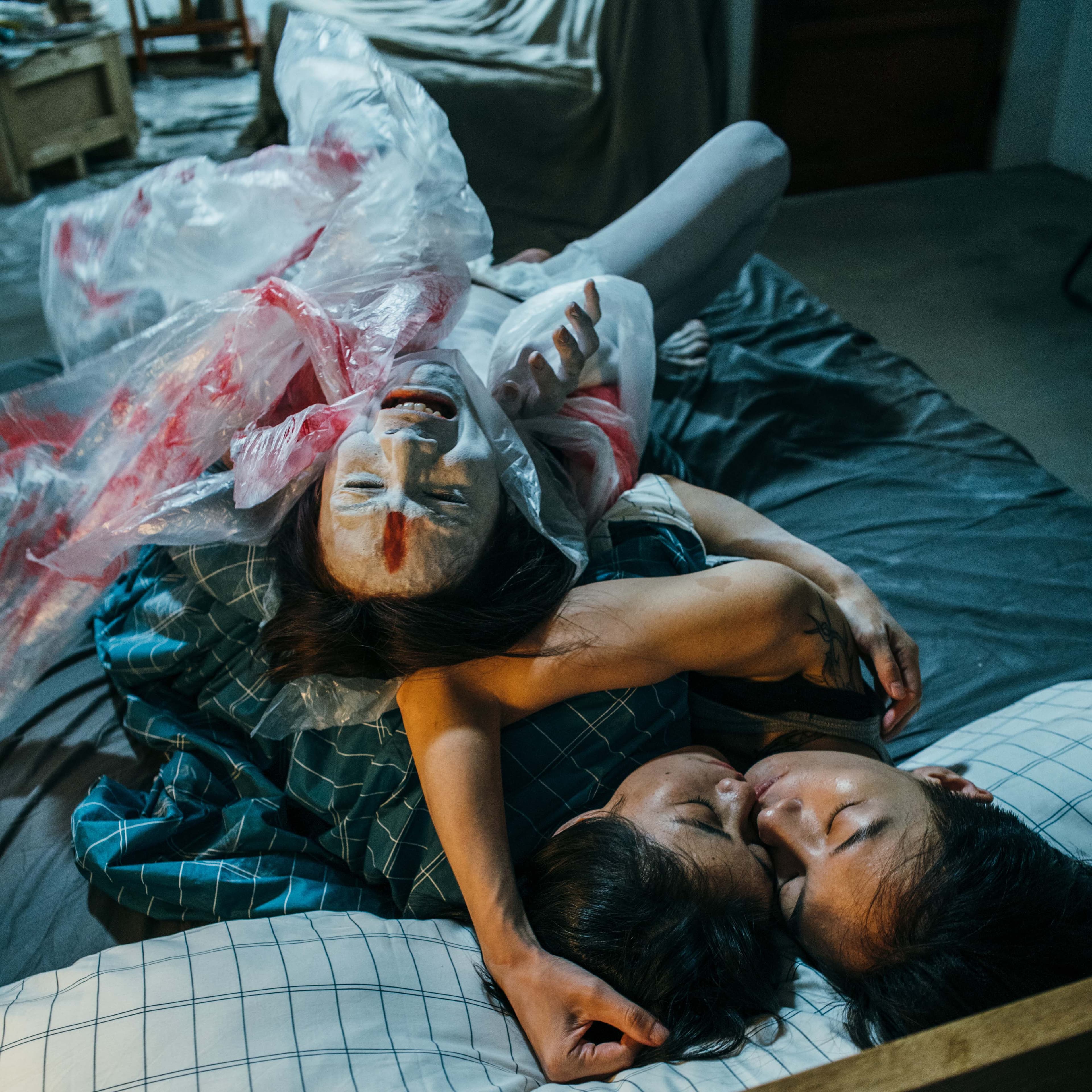 徐宇霆在陽靚與翁嘉薇身上跳舞踏，畫面詭異黑暗，但兩位女演員卻抱怨連連「壓得超痛！一直狠踩我們」。（金禾創意提供）