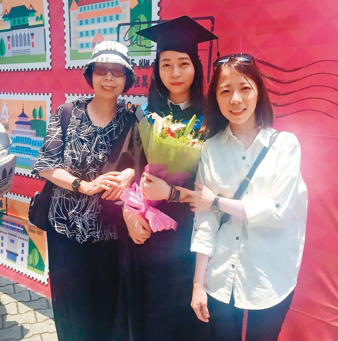嚴麗芳（左）是嘉義市長黃敏惠的國中同學，她的2個女兒吳思瑤（右）與吳思琦（中），都在市府任職。（翻攝嚴麗芳臉書）