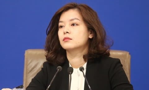 張京在美中會談表現亮眼，有「小趙薇」「最美翻譯官」之稱。（翻攝自微博）