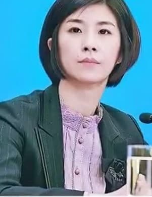 張璐是重要場合的首席翻譯之一，擔任總理的御用翻譯因此擁有「總理御用」的封號。（翻攝自微博）