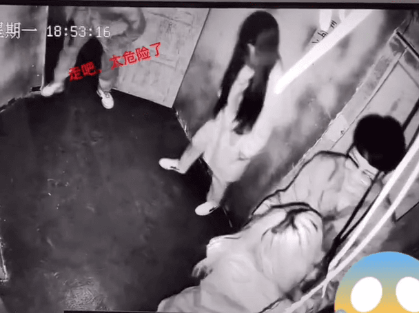 其中一名女子走向男友亂拳捶打，男子則努力安撫她情緒。（翻攝自微博）