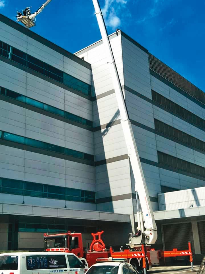 去年8月，王先生企圖跳樓輕生，還驚動消防車到場救援。（讀者提供）