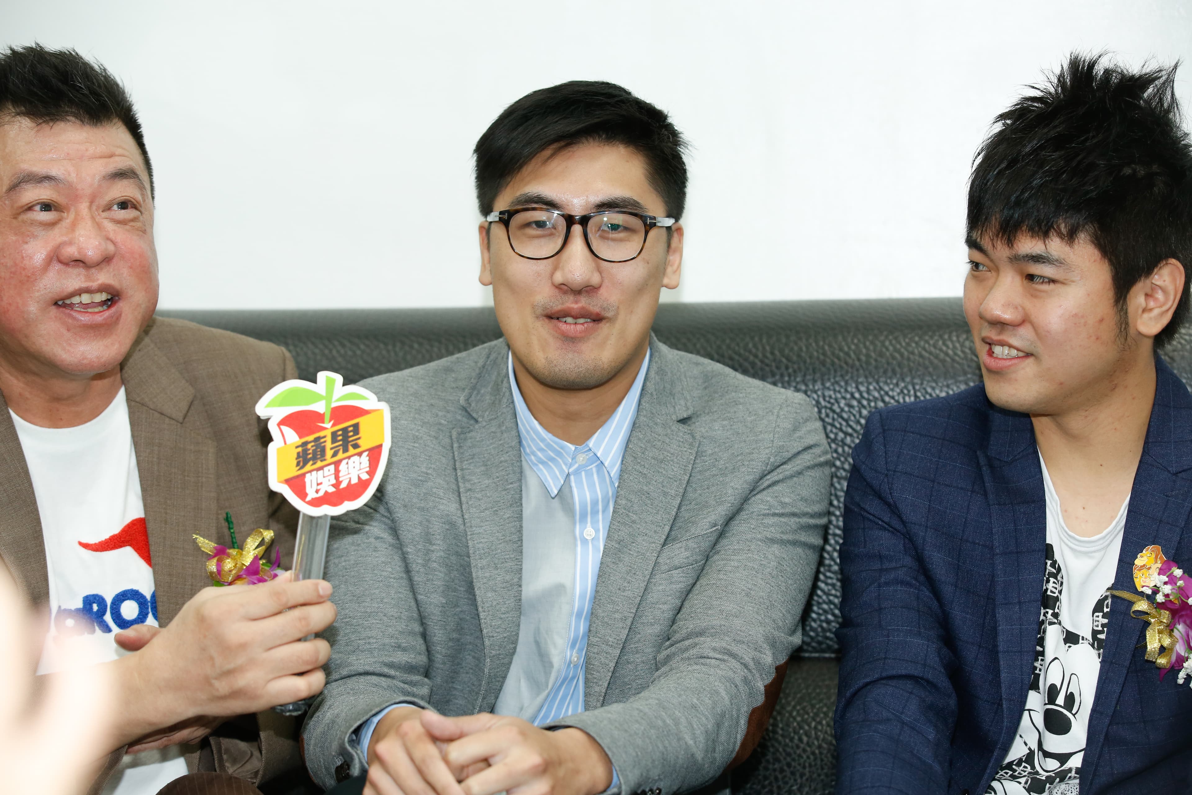 孫德榮（左）今年受台北海洋科技大學國際暨校際合作事務處處長林威克（中）邀請，在該校擔任校務顧問兼副教授。右為彼得爸。