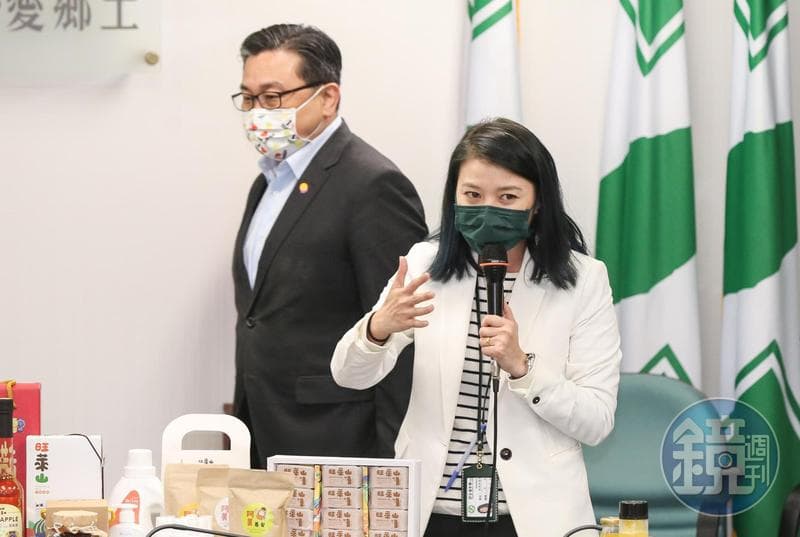 已婚的民進黨立委王定宇被本刊直擊頻繁在民進黨發言人顏若芳住處過夜，2人均回應是分租關係。（本刊資料照）