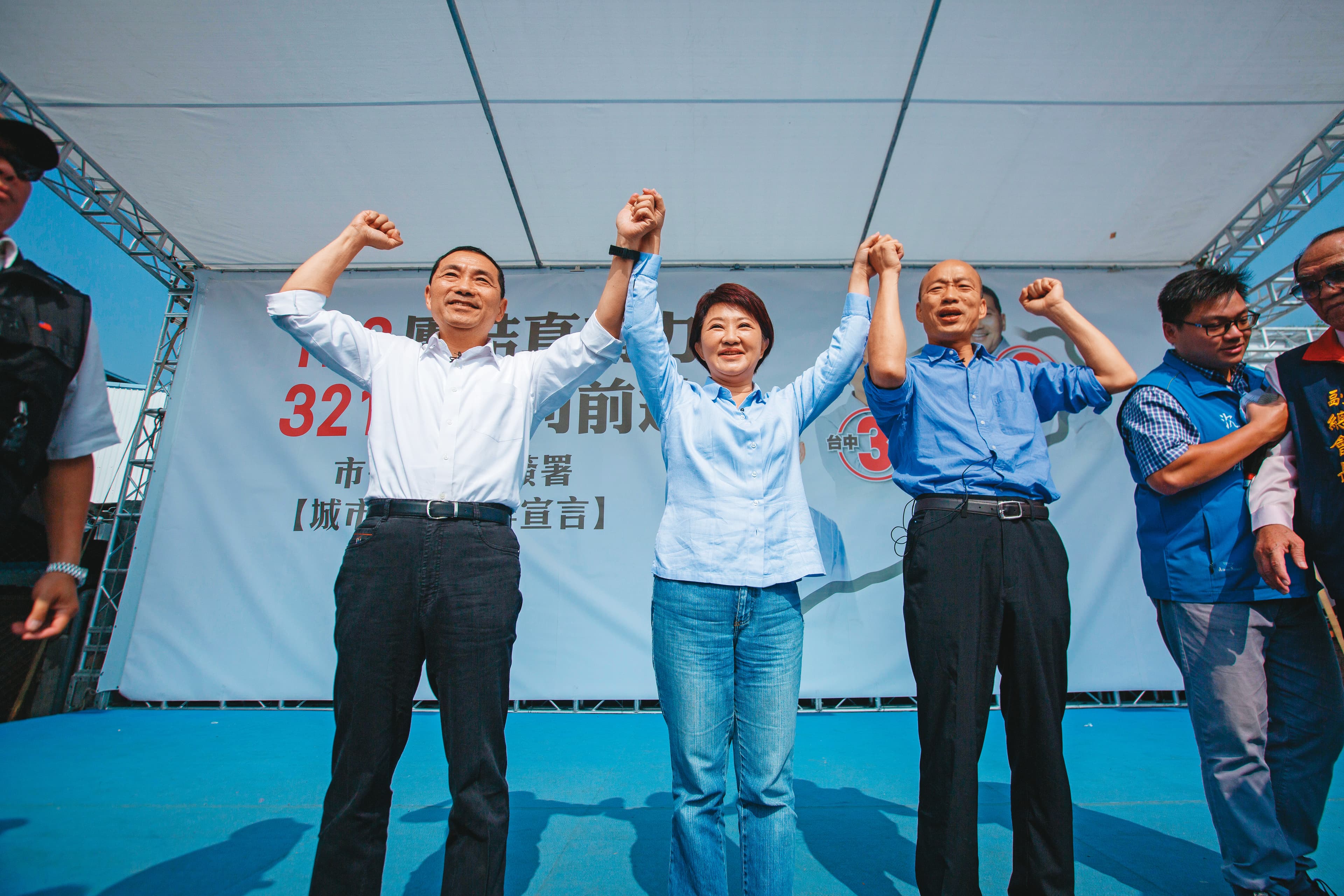 面對韓國瑜（右）參選黨主席機率大增，昔日藍營「三子」的合體畫面已難再度重現。左為侯友宜、中為盧秀燕。