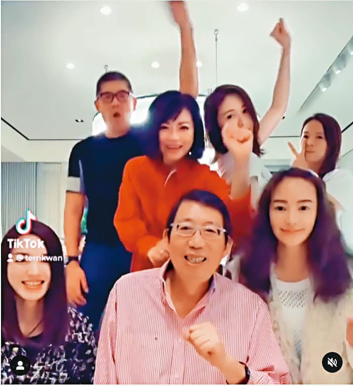 日盛證創辦人陳國和太太蔡淑媛是蔡明興（前排中）的堂妹，藝人關穎（前排右）是蔡淑媛掌上明珠。（翻攝關穎IG）
