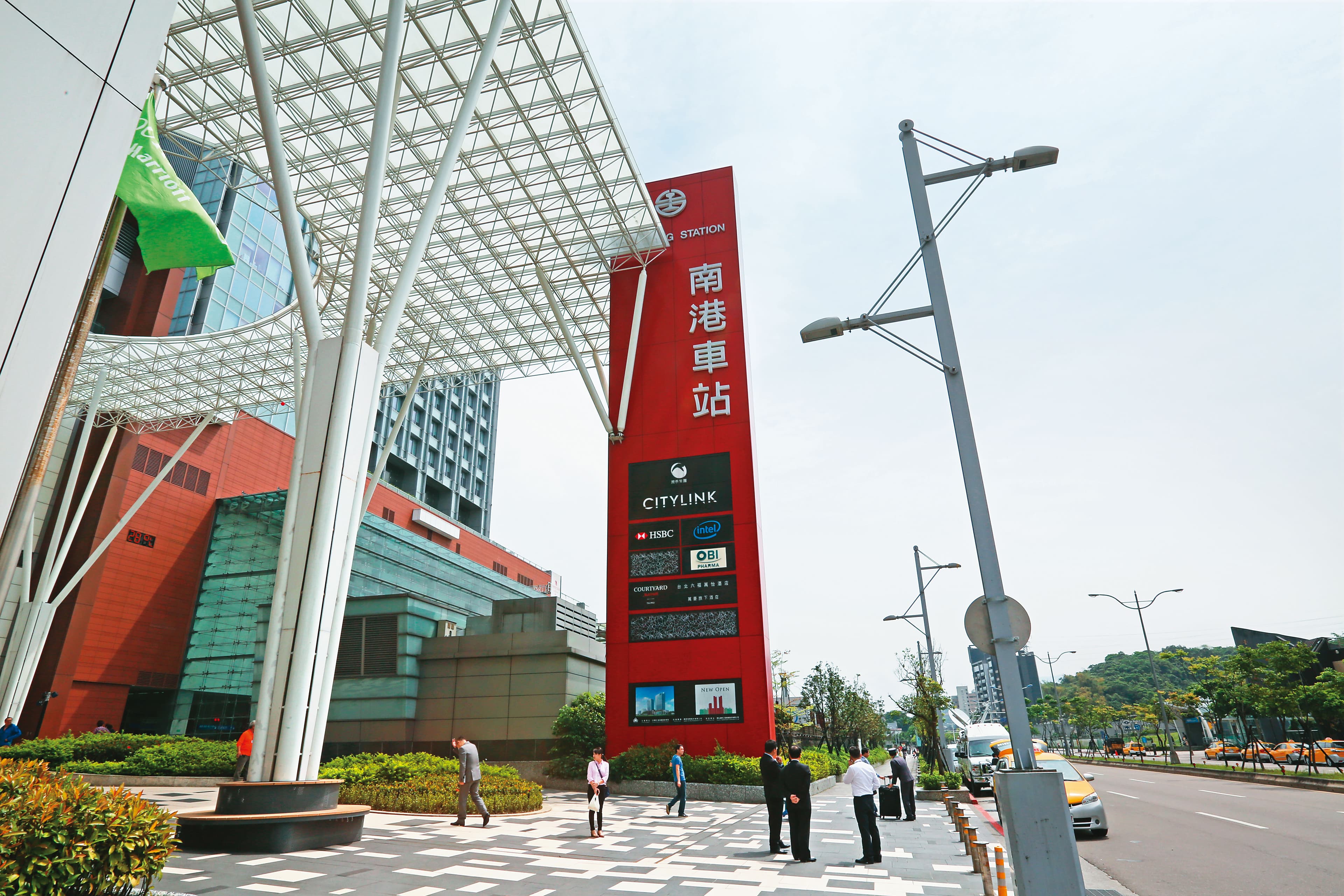 第1間「起家厝」選定台北南港，張本渝就是看好三鐵共構的交通便利性。