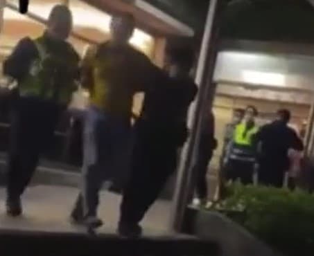 警方接獲報案趕抵現場，吳男卻作勢攻擊警方，被警方壓制上銬以妨害公務罪逮捕。（翻攝自Dcard）