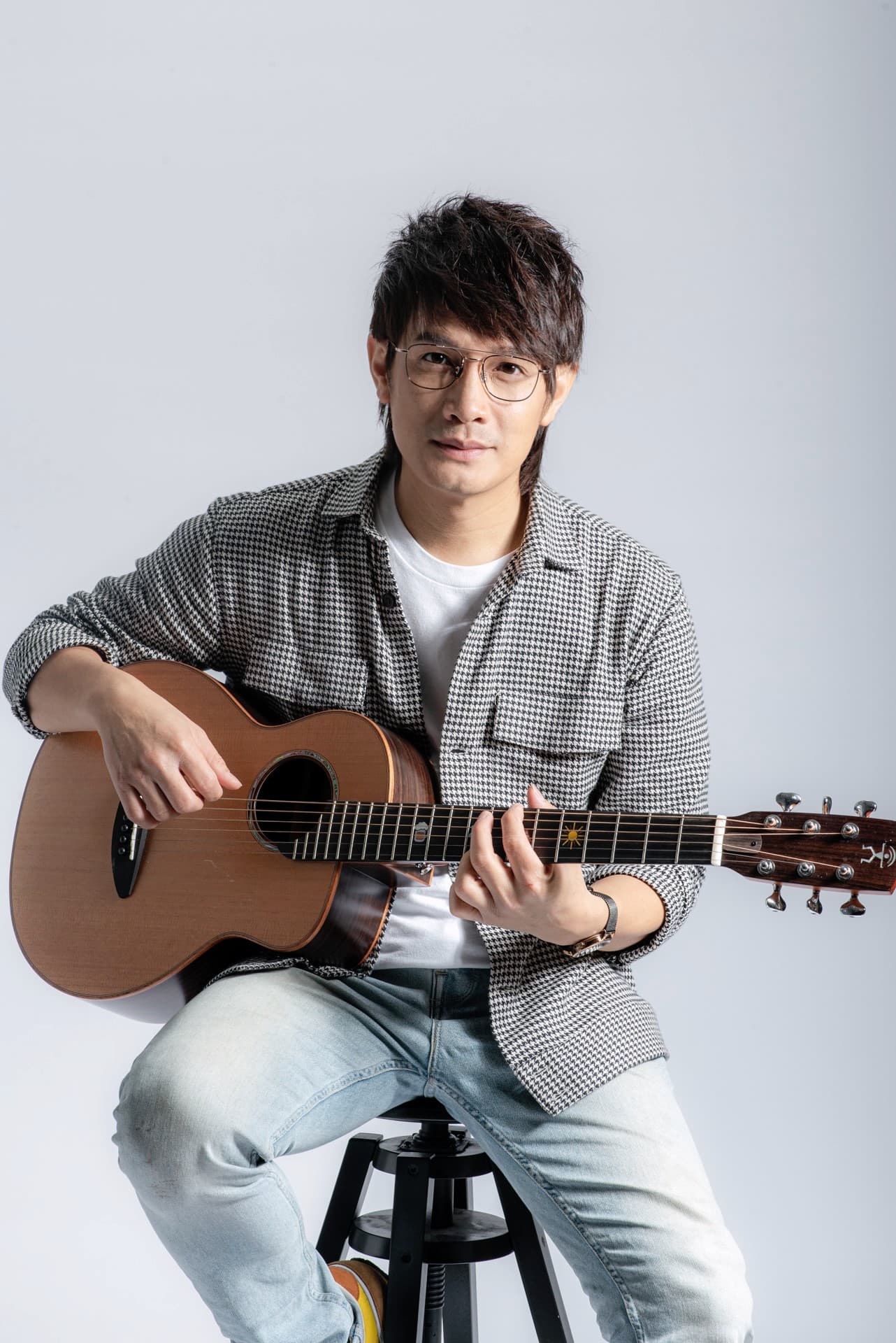 客家金曲歌王羅文裕（圖）助陣陳威全，擔任偏鄉創作營導師。（上行娛樂提供）