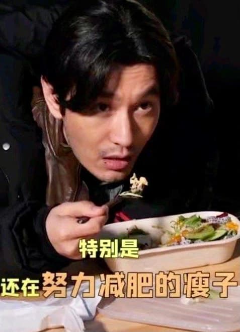 劇組曝光幕後花絮，黃曉明面黃肌瘦吃著僅有蔬菜、水果點綴的減肥餐，讓粉絲看了頗為心疼。（翻攝自新浪微博）
