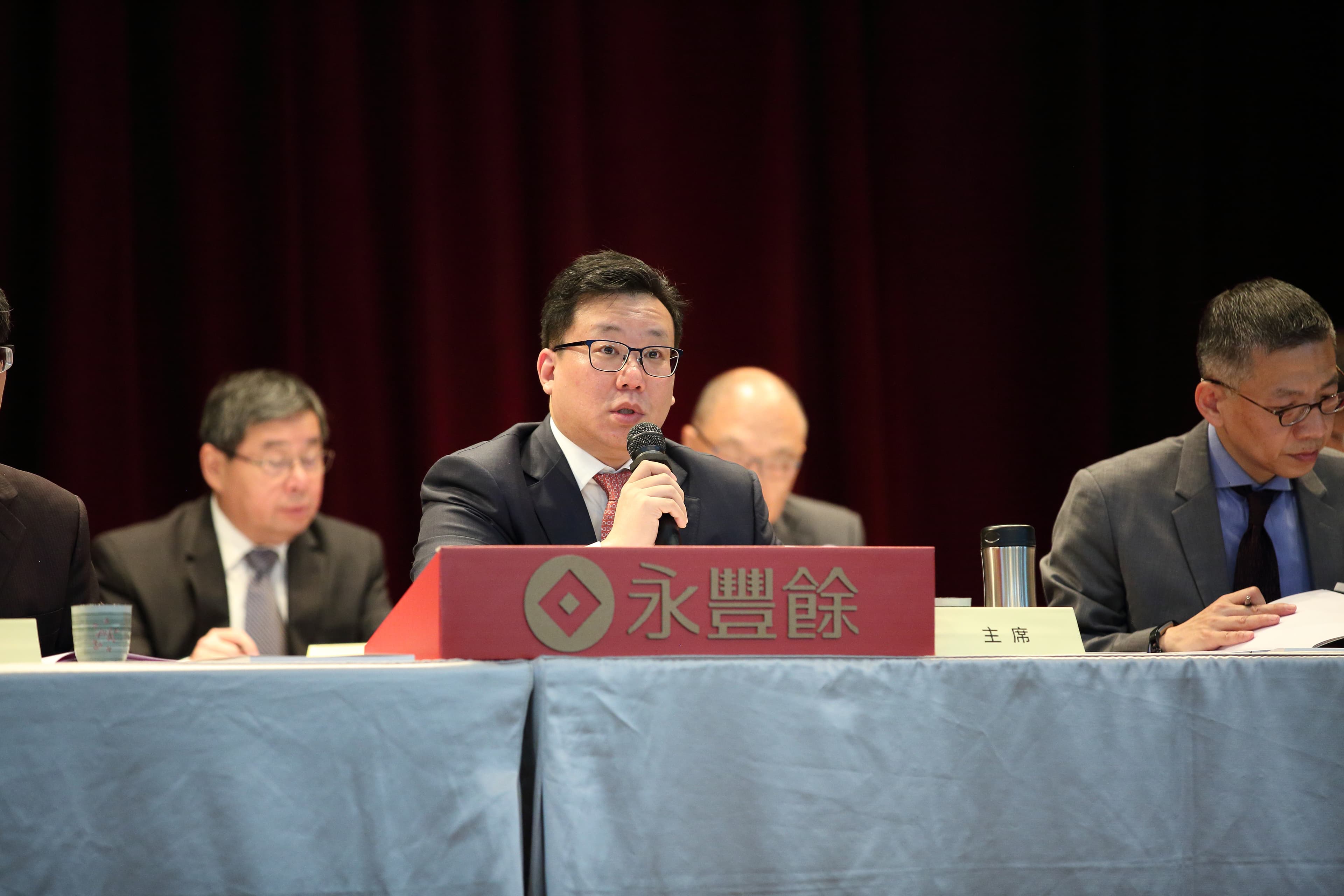 原先外界預期將接班的何奕達，將主掌永豐實、永道射頻，專注在他個人有興趣的產業。