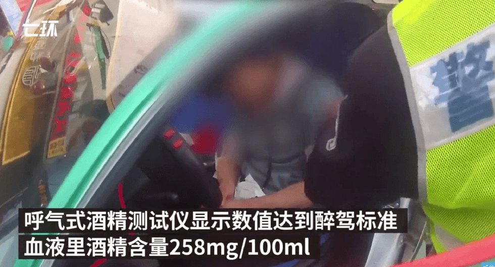 附近市民報警，警方到場叫醒喝醉的司機。（圖翻攝澎湃新聞）