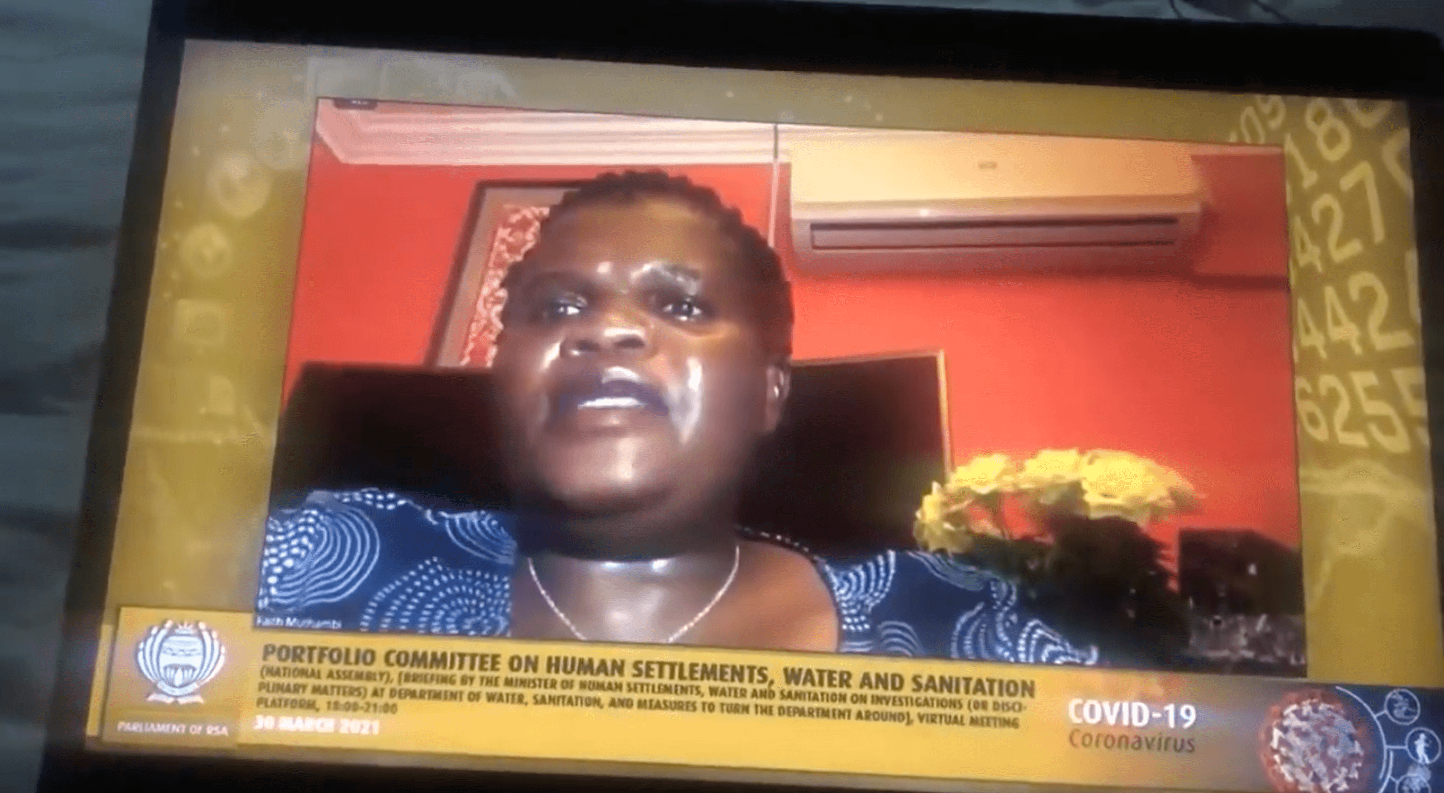 會議主席慕塔比當下斥責德武,直呼「我們都看見了」。(翻攝自AFRICAN ACCENT TV ONLINE YouTube)