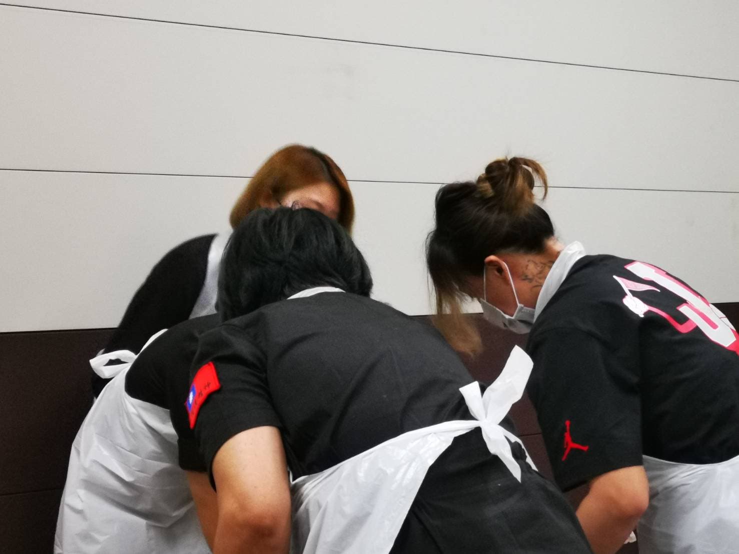 「76行者」修復師正在研究修補事宜。（陳修將提供）