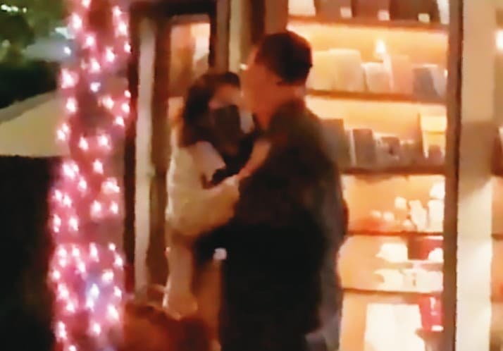 臉書上影片顯示,已婚的吳昭輝(右)和一名熟女(左)在大街上摟摟抱抱,十分親暱。(翻攝劉仲玄臉書)