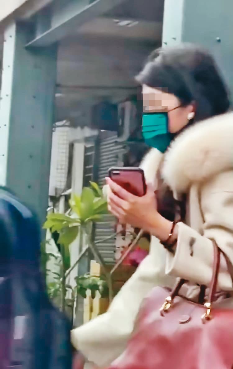 熟女前晚和人夫約會後,隔天又立即轉換成女強人角色出席活動。(翻攝劉仲玄臉書)