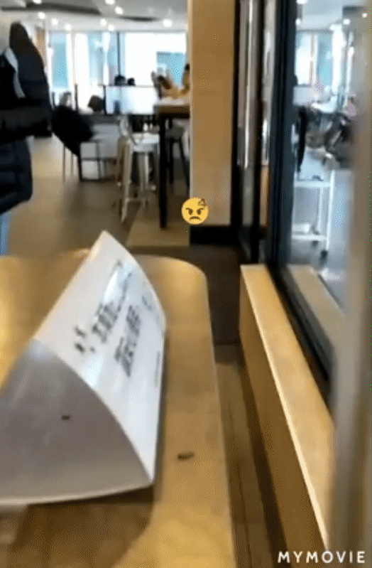 有女網友附上另一個角度畫面，反問這個動作到底是什麼意思。（翻攝自Dcard）