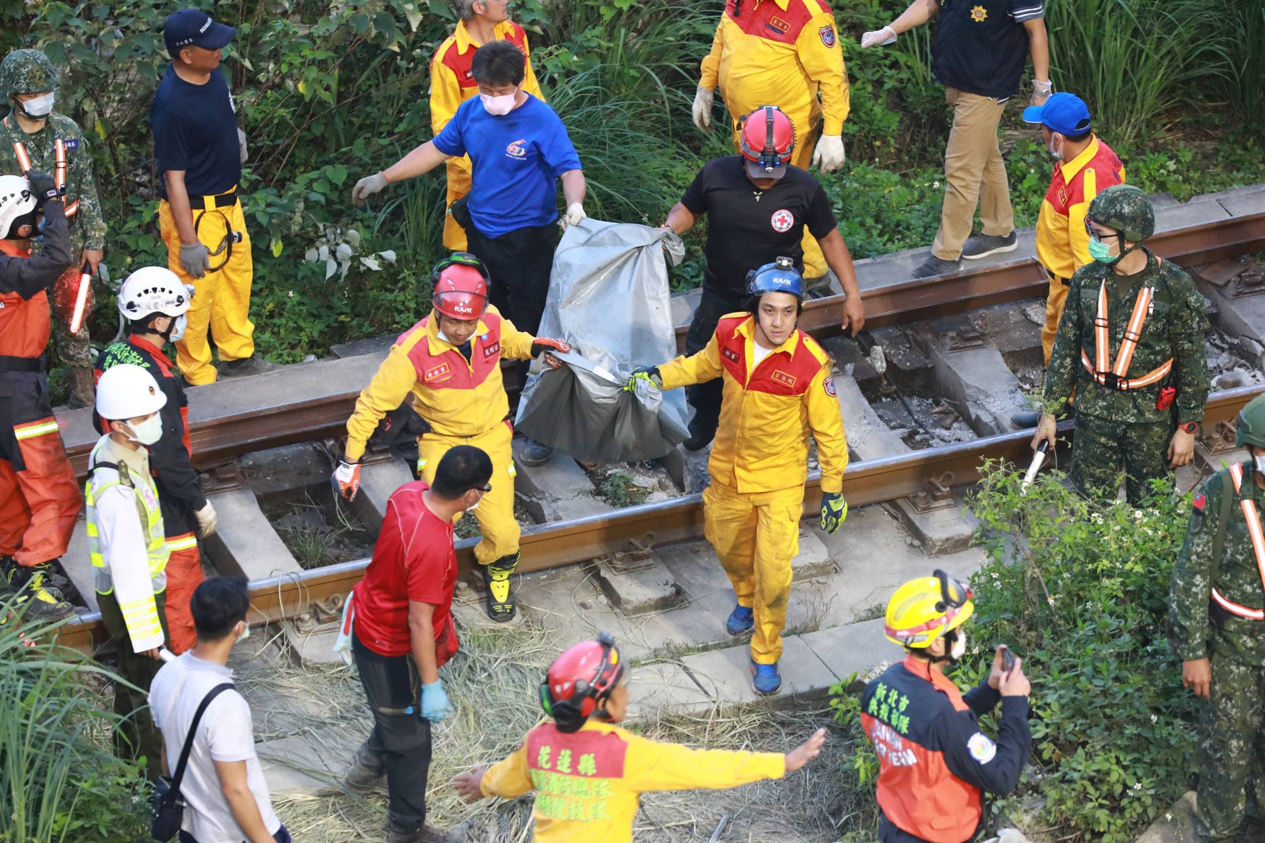 台鐵太魯閣號2日撞上溜逸邊坡的工程車後出軌，造成重大傷亡。（本刊資料照）