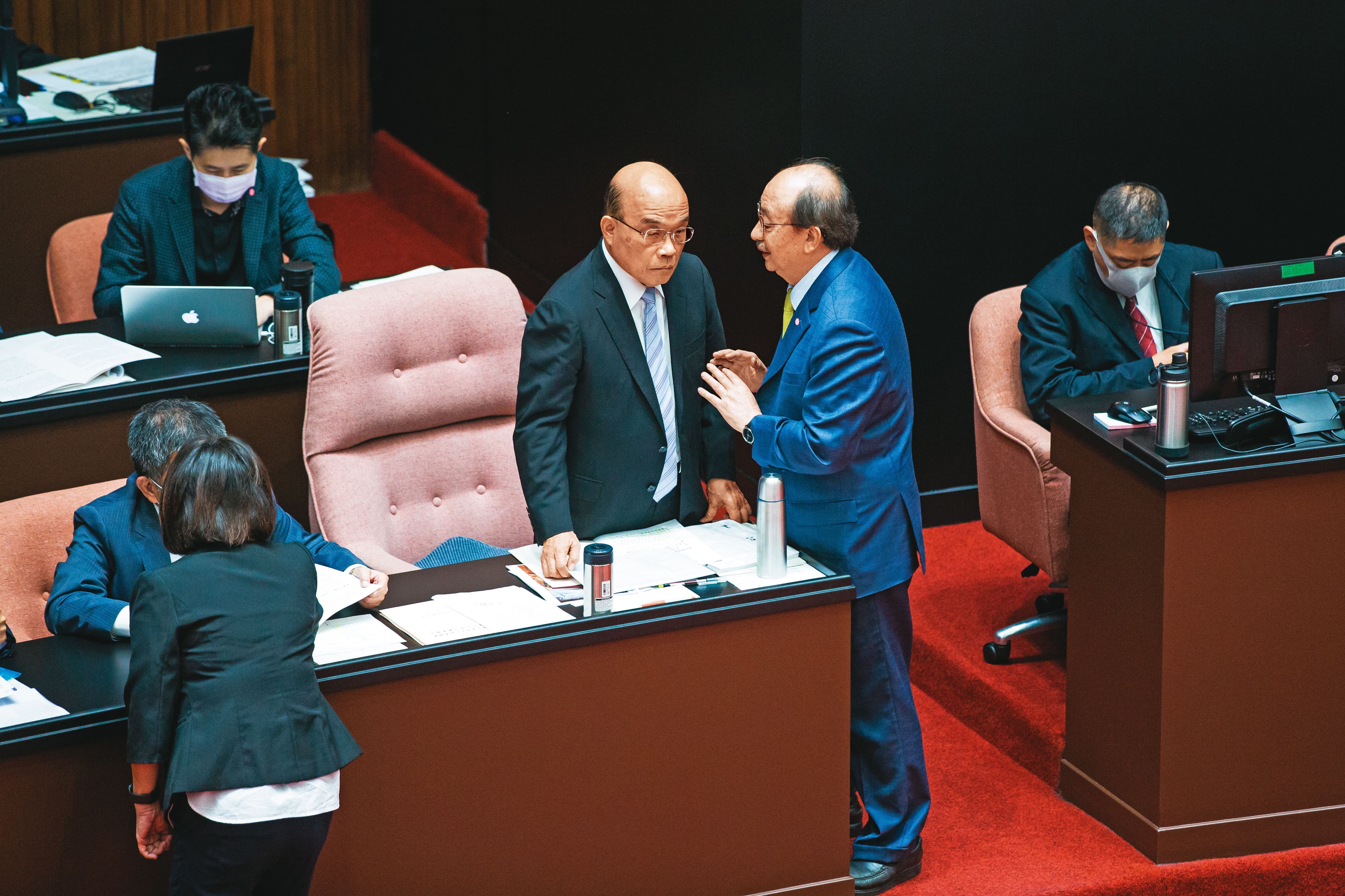 行政院要不要提公投對案在民進黨內掀起論戰，一度有綠委建議在黨團會議假投票，但黨團總召柯建銘（右）認為不妥。