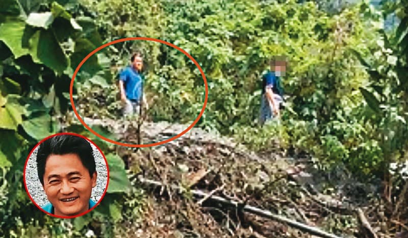 有民眾拍下肇事的包商李義祥，與多名男子於事故發生後，站在邊坡上觀看現場的畫面。其中1人外傳是聯合大地勞檢員，但交通部與聯合大地說法不一。（翻攝PTT網友leeabc／李義祥臉書）