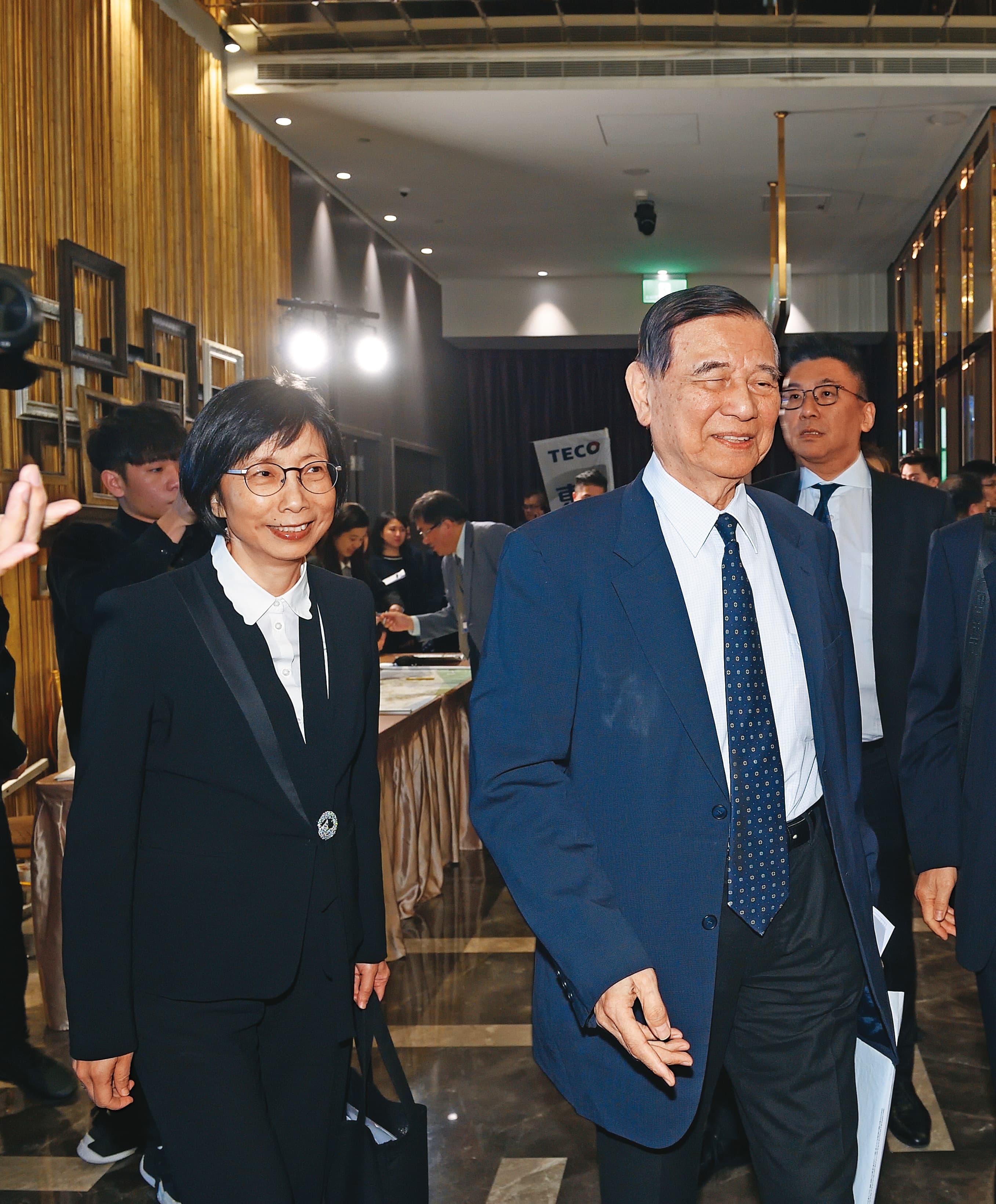 東元新一屆董事名單中，黃茂雄（前右）、邱純枝（前左）仍在列，另7名董事是新面孔。