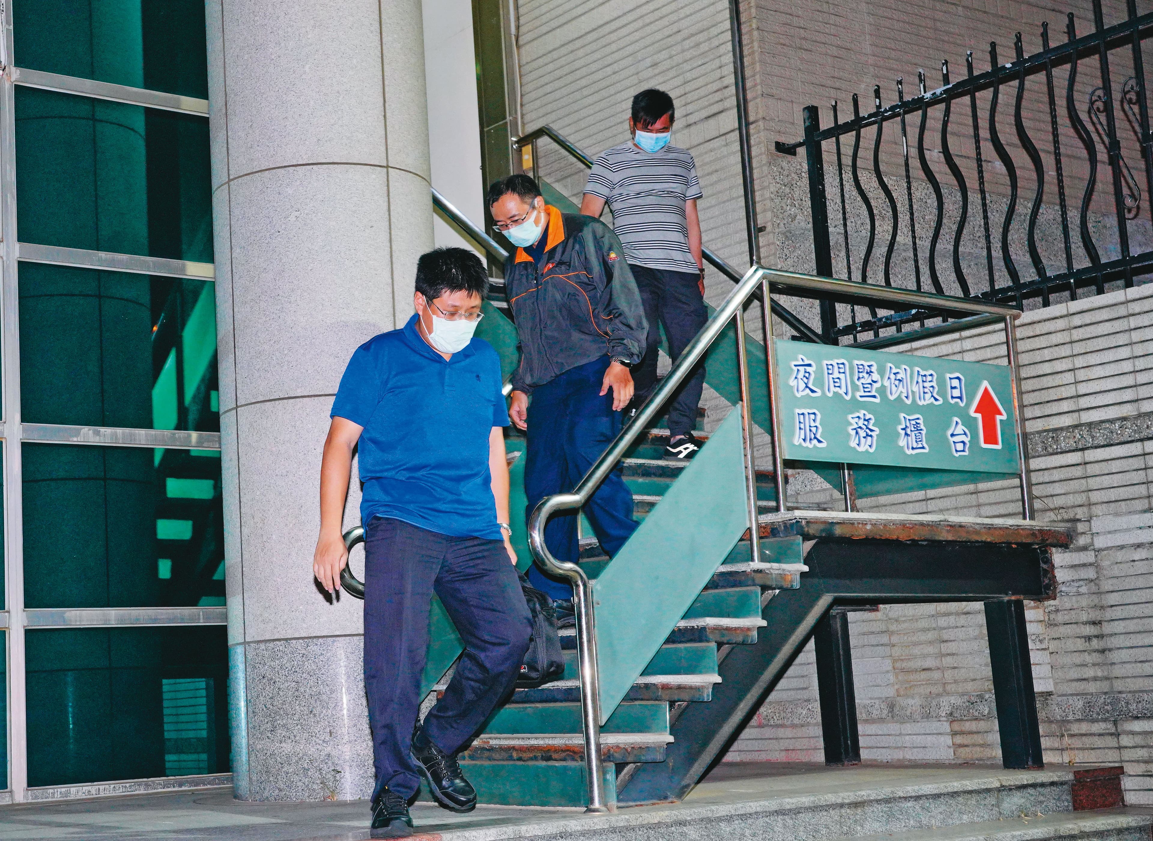 台南地檢署指揮檢事官大舉約談官田分駐所員警及觀護人佐理員，5名官警（圖）訊後分別以8萬到10萬元交保，另有多人被請回。